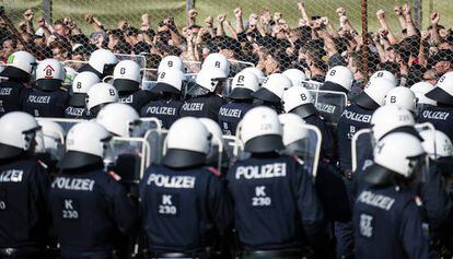 Una nueva unidad de la Policía austriaca durante una simulación con figurantes, en junio en Spielfeld.