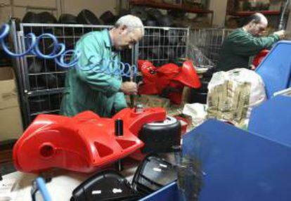 Dos trabajadores de una cadena de montaje de juguetes en una empresa de Ibi (Alicante) preparan los artículos para la campaña de Navidad y Reyes. EFE/Archivo