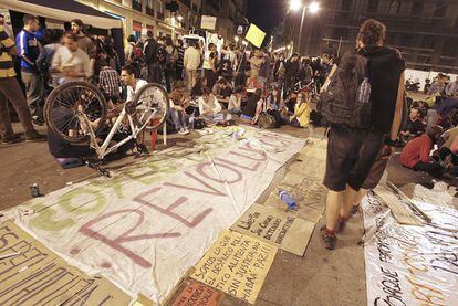 Jóvenes convocados por la plataforma ciudadana Democracia Real Ya! preparaban anoche su acampada en la Puerta del Sol.
