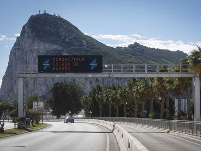 La frontera de Gibraltar con España permanece abierta este lues, aunque con poco tránsito. 