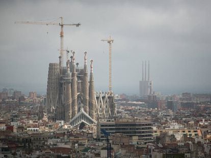 Las obras de la Sagrada Família, con las tres chimeneas del Besòs de fondo. 