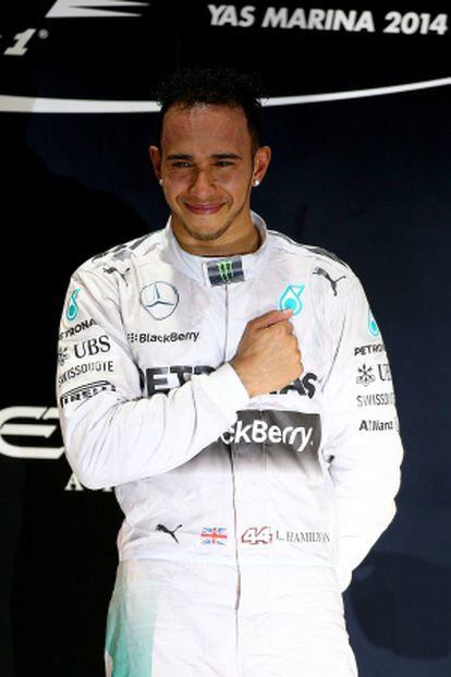 Hamilton, emocionado en el podio de Abu Dabi.