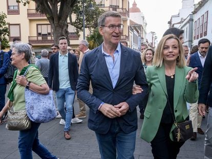 El presidente del Partido Popular, Alberto Núñez Feijóo, y la candidata a la alcaldía de La Laguna, Ana Zurita, durante un paseo por San Cristóbal de La Laguna (Tenerife), esta mañana.