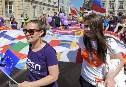 Una pancarta con las banderas de los Estados de la UE en Varsovia (Polonia).