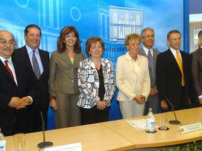 Los expertos de la Cosce, junto a la ministra María José San Segundo y la vicepresidenta del Gobierno, ayer en La Moncloa.
