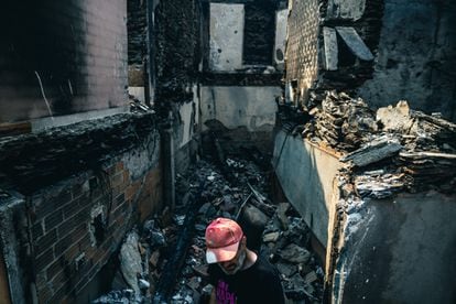 A resident of the village of Alixo (Galicia) inspects the condition of a burnt down house.  Pedro Sánchez on Tuesday visited this community in the municipality of Ourense, in O Barco de Valdeorras, in whose region a single fire has devastated more than 7,500 hectares.