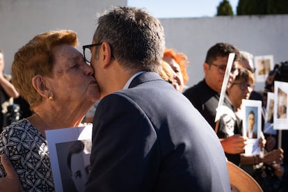 El ministro Félix Bolaños besa a Benita Navacerrada, hija de un fusilado en 1939, durante su visita a la fosa del cementerio de Colmenar Viejo (Madrid), el pasado 31 de agosto.