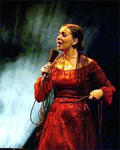 La cantante de Madredeus, Teresa Salgueiro, en uno de sus conciertos.