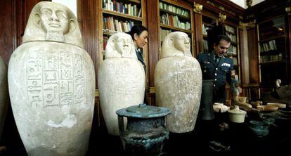 La Guardia Civil presenta las piezas egipcias incautadas.