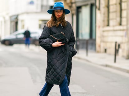 La editora de moda Therese Hellström, en París, con un abrigo guateado largo. GETTY IMAGES.