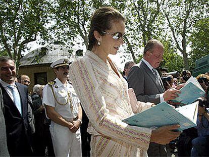 El rey Juan Carlos y la infanta Elena, en la inauguración de la 63ª Feria del Libro de Madrid, en el parque del Retiro.