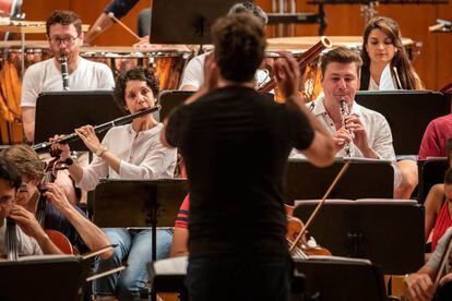 Pablo Heras-Casado dirige a la Mahler Chamber Orchestra en un ensayo.