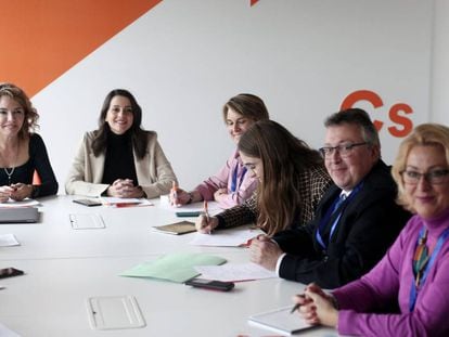 Arrimadas hoy con representantes de las asociaciones de escuela concertada.