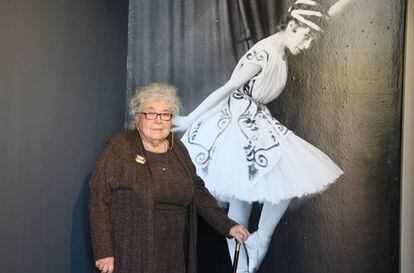 Maruja Bardasano posa frente a un retrato de Teresina Boronat en la exposici&oacute;n &#039;Poetas del cuerpo. La danza en la Edad de Plata&#039; de la Residencia de Estudiantes.