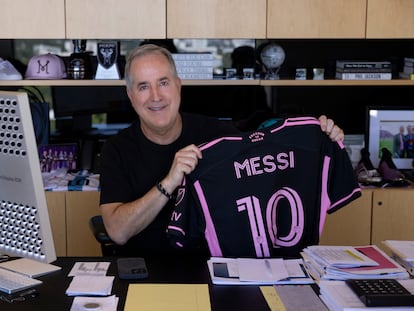 Jorge Mas, propietario y gerente del Inter Miami, el martes pasado en su despacho en Coral Gables, con el prototipo de la camiseta de Lionel Messi.