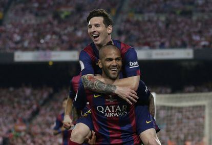 Messi celebra con Dani Alves el tercer gol del Barça
