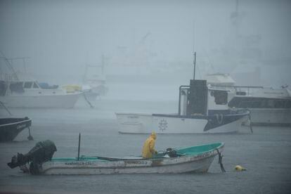 Una persona envía un bote a un lugar seguro mientras el huracán Nora pasa por la costa de Colima.