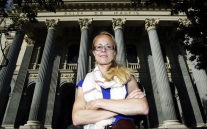 Katharina Miller, abogada y activista de Paridad en Acción ante el edificio de la Bolsa de Madrid.