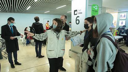 Recepción en el aeropuerto de Barajas por parte de personal del Ministerio de Inclusión de 116 refugiados de Siria, Irán, Irak y Afganistán, el pasado mes de diciembre.