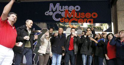 los trabajadores del Museo de Cera celebran el Gordo. 