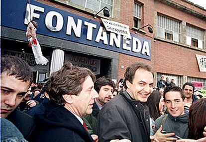 Zapatero y el líder socialista en Castilla y León, Ángel Villalba, a la izquierda, con los trabajadores de Fontaneda.
