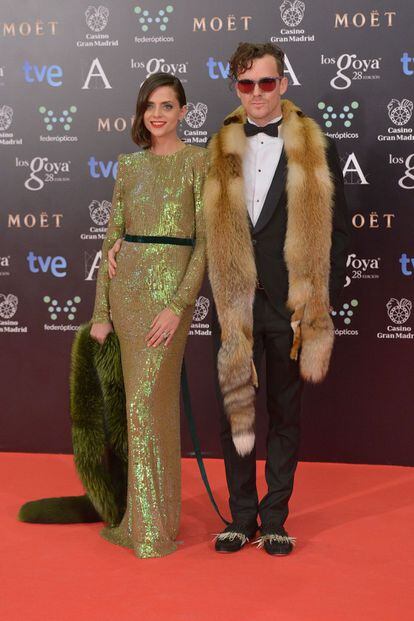 La actriz Macarena Gomez, vestida por Lorenzo Caprile, con su marido, Aldo Comas.