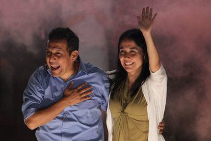 Ollanta Humala saluda a sus simpatizantes junto su esposa, Nadine Heredia, en la plaza Dos de Mayo de Lima.