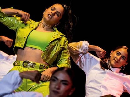 La cantante Rosalía, durante su actuación del pasado viernes en el festival O Son do Camiño, en Santiago de Compostela. En vídeo, México acusa a Carolina Herrera de apropiación cultural.