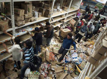 Decenas de personas saquean un supermercado en Concepción.