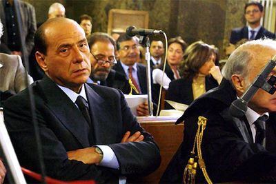 Silvio Berlusconi comparece ante un tribunal de Milán por cargos de corrupción el 18 de abril de 2003.