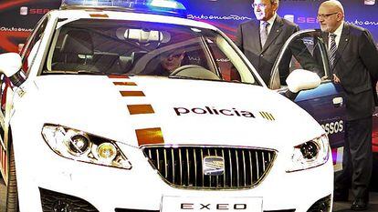 Montilla y el consejero Josep Huguet observan al presidente de Seat, Erich Schmitt, en un Exeo 'tuneado' para los Mossos d'Esquadra.