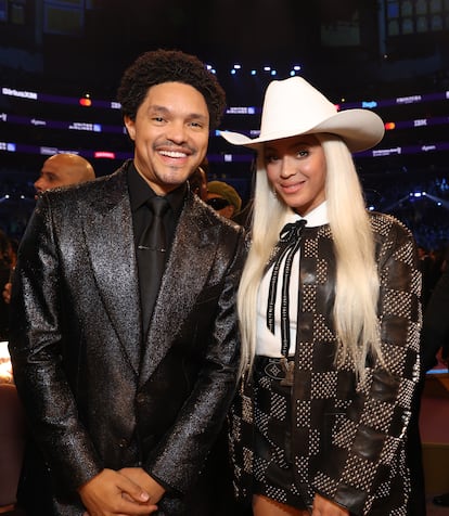 Beyoncé no se dejó ver por la alfombra roja, pero sí posó para los fotógrafos con el presentador de la gala Trevor Noah. 