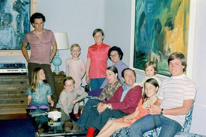 Kiko Ledgard en su casa de Madrid en 1972 con su esposa, Ana Teresa, y sus hijos.