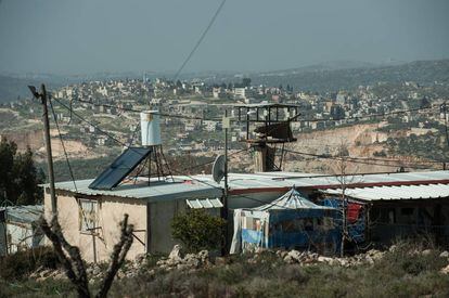 Vivienda prefabricada de la zona oeste de Kfar Tipuah. Al fondo los pueblos palestinos de Jamain y Zeitun
