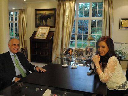 Carlos Bulgheroni y la expresidenta Cristina Fern&aacute;ndez de Kirchner en 2013.