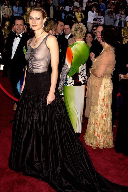 En 2002 Gwyneth Paltrow eligió un diseño de Alexander McQueen que la colocó en las listas de peor vestidas de la edición. Ella misma reconoció años después que lamentaba "no haber usado sujetador". La imagen hoy es historia de los Oscar.