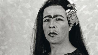 El artista chileno Pedro Lemebel, disfrazado de Frida Kahlo.