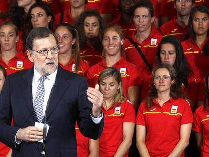 Mariano Rajoy, en la Moncloa, junto a los deportistas olimpicos que representarán a España.