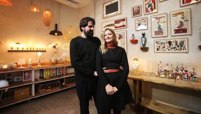 NUEVOS COMERCIOS. David Yerga (43 años) y Delphine Costenoble (38) abrieron en 2016 El Moderno, una tienda de objetos de diseño en Malasaña.