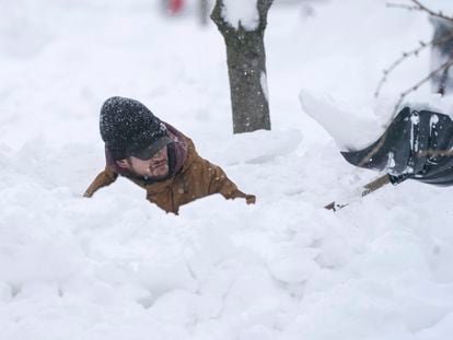 Un hombre intenta retirar la nieve a la entrada de su domicilio, este lunes en Búfalo (Estado de Nueva York).