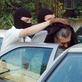 Dos agentes franceses trasladan a uno de los presuntos etarras detenidos.