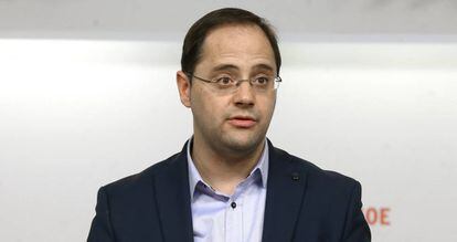César Luena, en una comparecencia del PSOE.