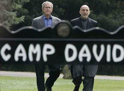George W. Bush y Hamid Karzai pasean en Camp David, en el Estado de Maryland (EE UU).