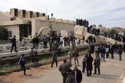 Demolición del memorial dedicado a al egipcio Nasser en Bengasi.