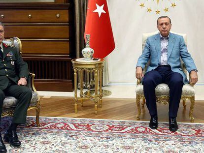 El presidente Erdogan, a la derecha, durante una reuni&oacute;n con el jefe del Consejo, el general Hulusi Akar.