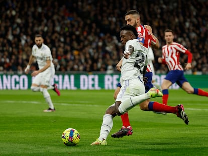 Vinicius en una acción con Koke durante el partido entre el Real Madrid y el Atlético de Madrid, este sábado.