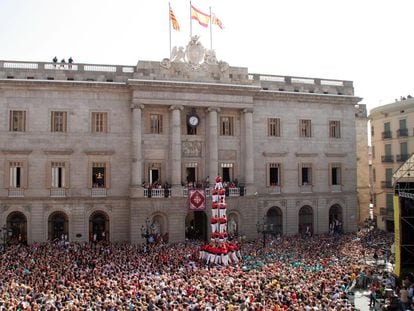 Actuación de los castellers de Barcelona durante la jornada castellera de las fiestas de la Mercè, en 2019.