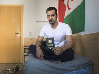 Brahim Chagaf, saharaui con pasaporte de ap&aacute;trida, el jueves en su habitaci&oacute;n de un colegio mayor de Madrid.