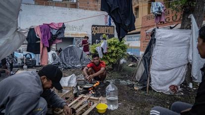 Migrantes en un campamento afuera de la Parroquia de la Soledad, en Ciudad de México, en octubre de 2023.