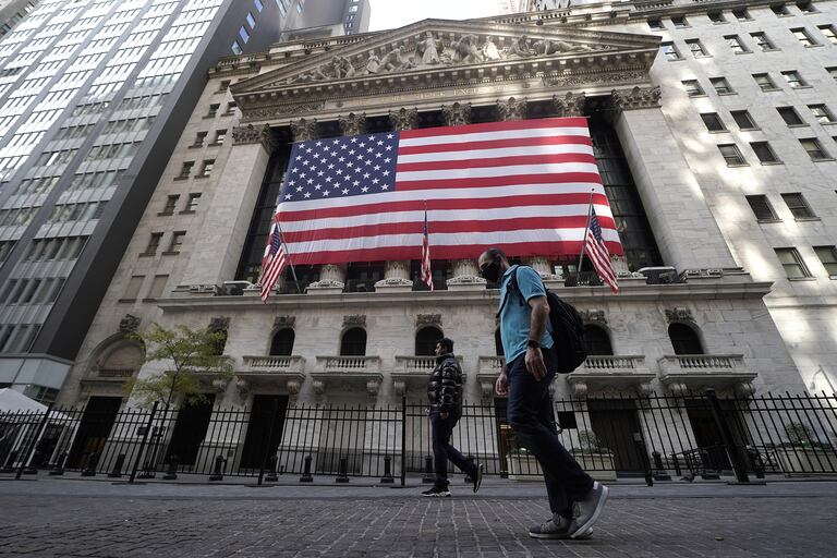 Dos personas pasan este viernes frente a la Bolsa de Nueva York.